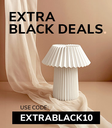 Propagační obrázek k Extra Black Deals s bílou skládanou stolní lampou na béžovém textilním pozadí a slevovým kódem ‘EXTRABLACK10